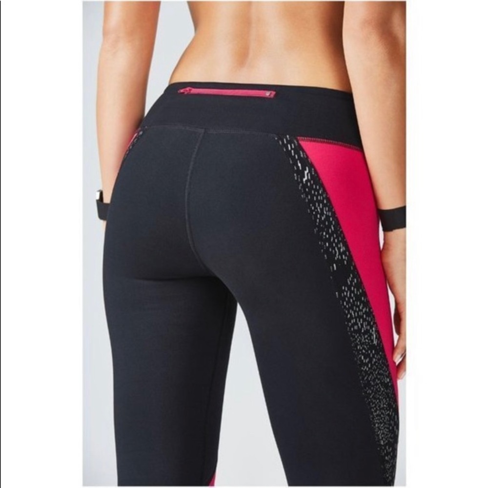 L | Fabletics Capri - Picture 4 of 8